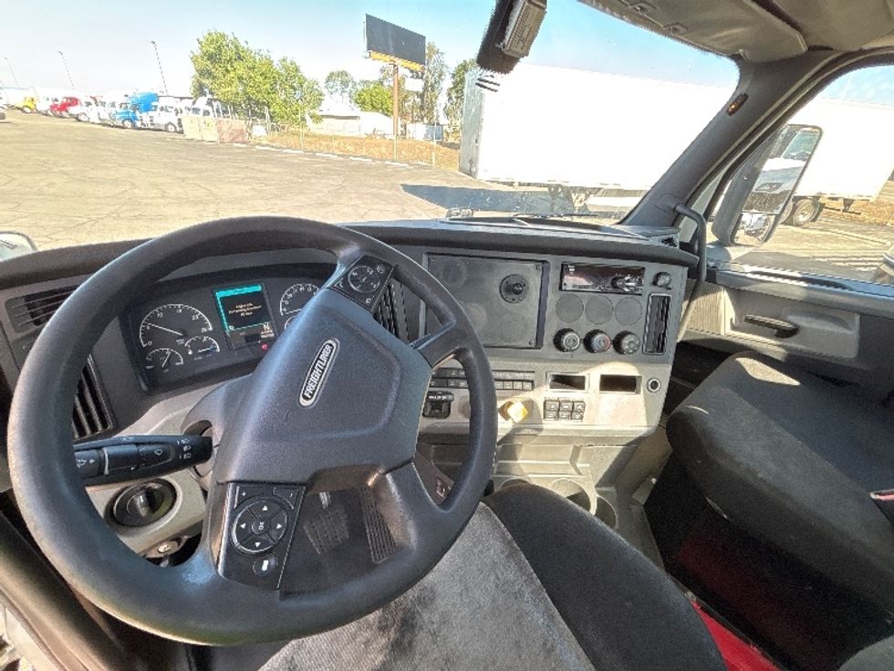 Day Cab Tractor-Heavy Duty Tractors-Freightliner-2020-T12664ST-Fresno-CA-412,187\n\t\tmiles-$ 50,000 - Image 11