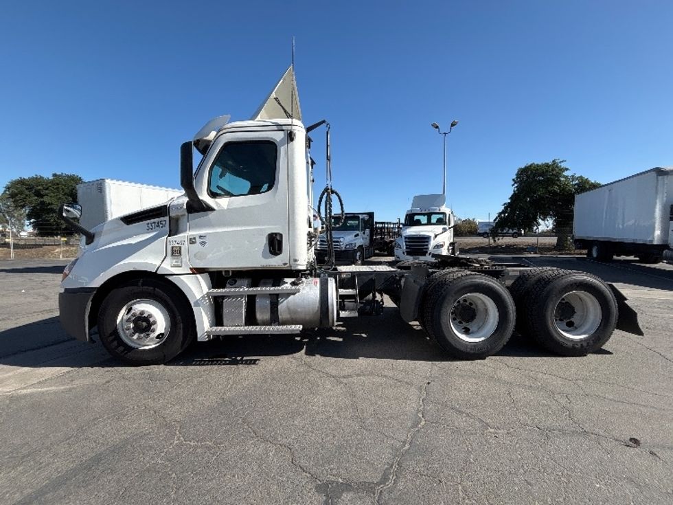 Day Cab Tractor-Heavy Duty Tractors-Freightliner-2020-T12664ST-Fresno-CA-412,187\n\t\tmiles-$ 50,000 - Image 4