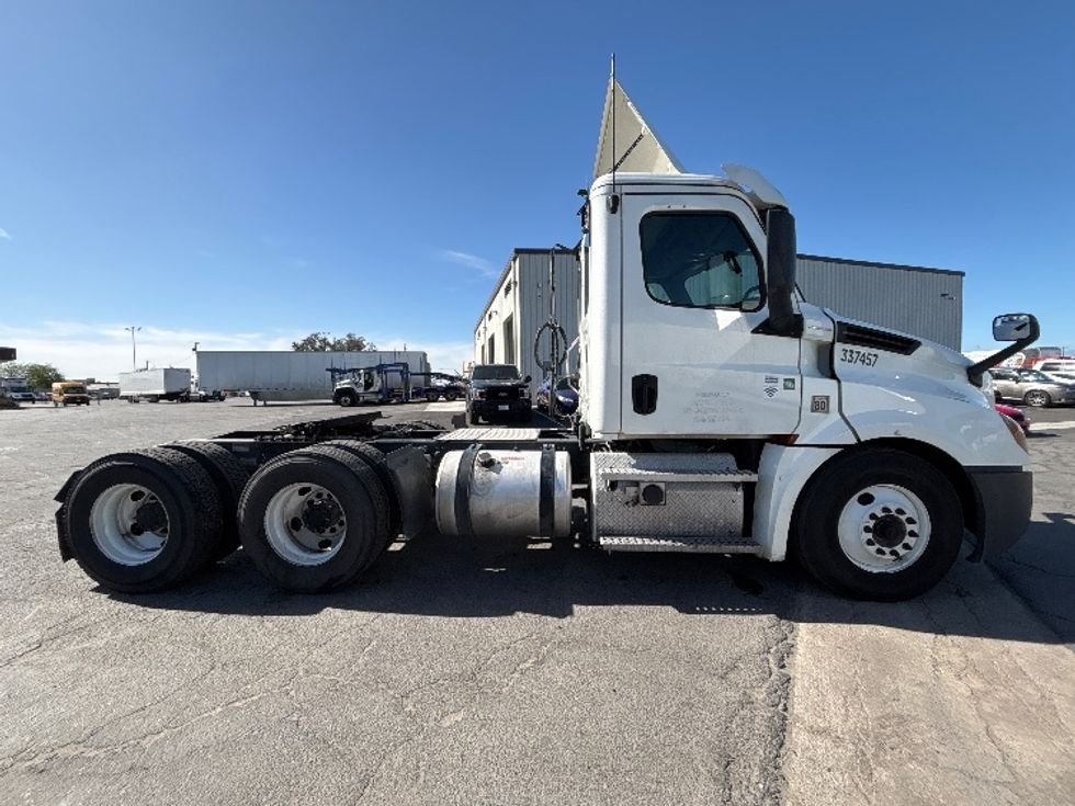 Day Cab Tractor-Heavy Duty Tractors-Freightliner-2020-T12664ST-Fresno-CA-412,187\n\t\tmiles-$ 50,000 - Image 8