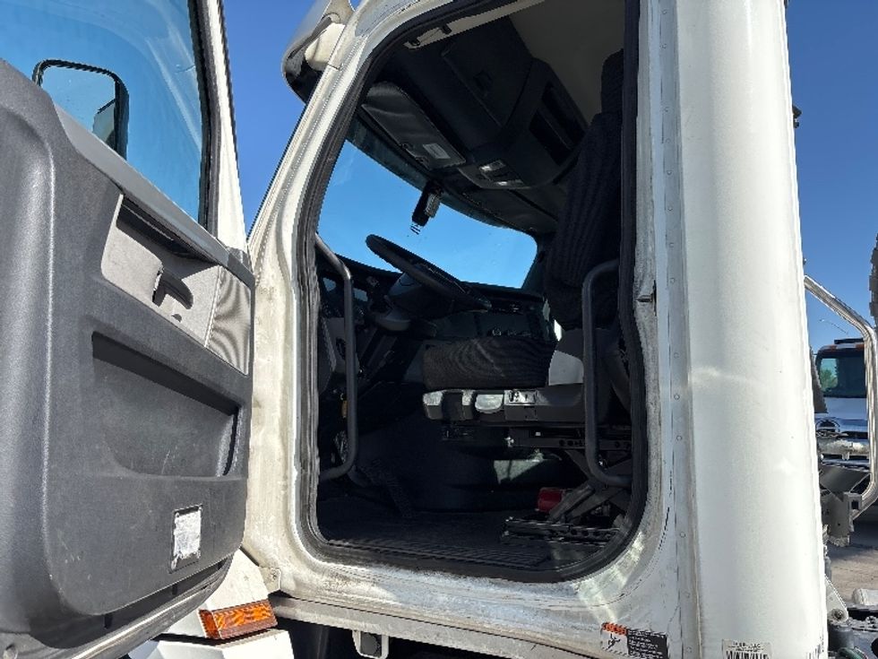 Day Cab Tractor-Heavy Duty Tractors-Freightliner-2020-T12664ST-Fresno-CA-412,187\n\t\tmiles-$ 50,000 - Image 9