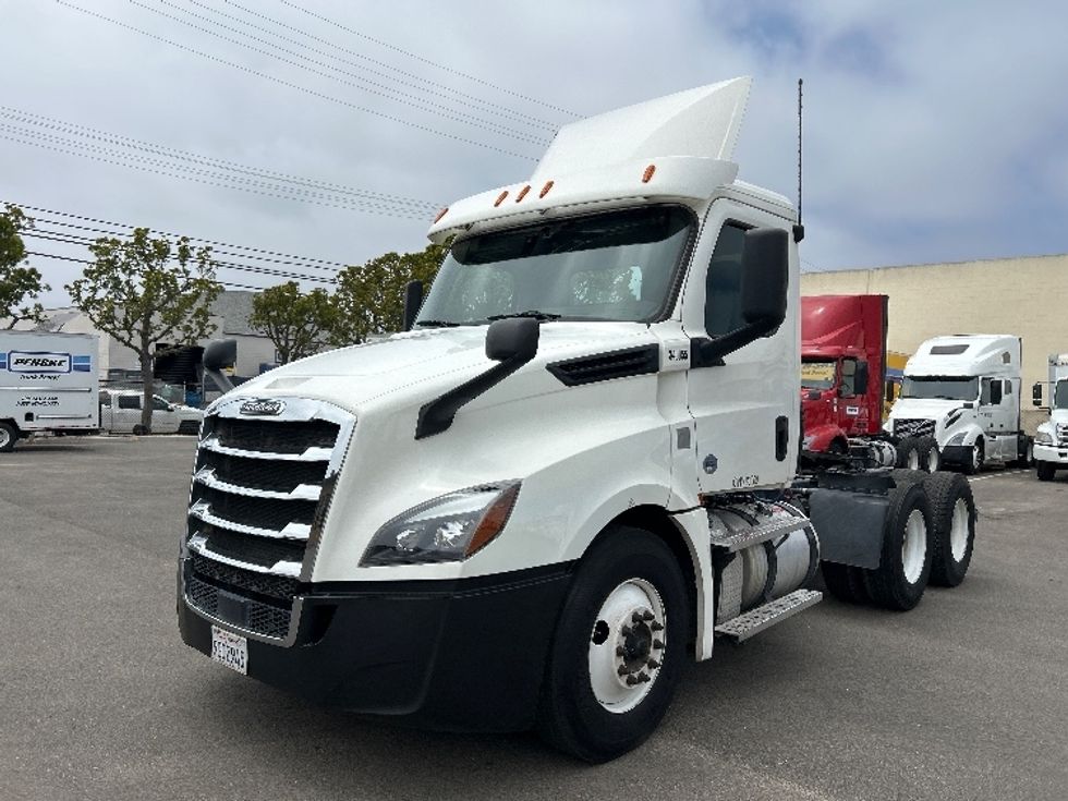 Day Cab Tractor-Heavy Duty Tractors-Freightliner-2020-T12664ST-Fresno-CA-428,705\n\t\tmiles-$ 45,750 - Image 1