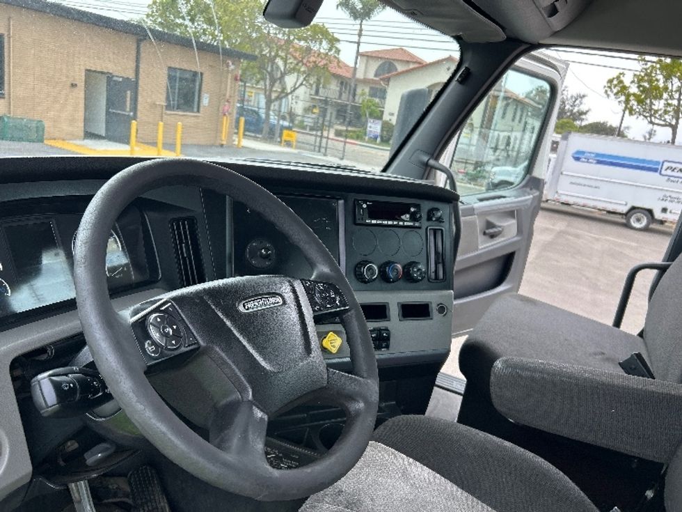 Day Cab Tractor-Heavy Duty Tractors-Freightliner-2020-T12664ST-Fresno-CA-428,705\n\t\tmiles-$ 45,750 - Image 10