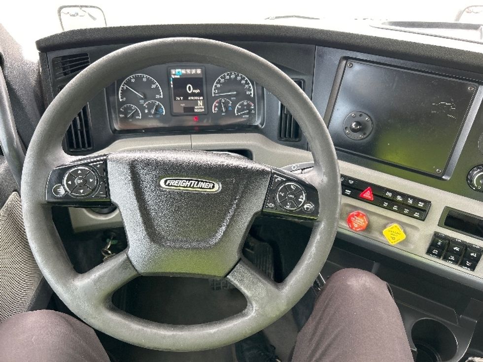 Day Cab Tractor-Heavy Duty Tractors-Freightliner-2020-T12664ST-Fresno-CA-428,705\n\t\tmiles-$ 45,750 - Image 11