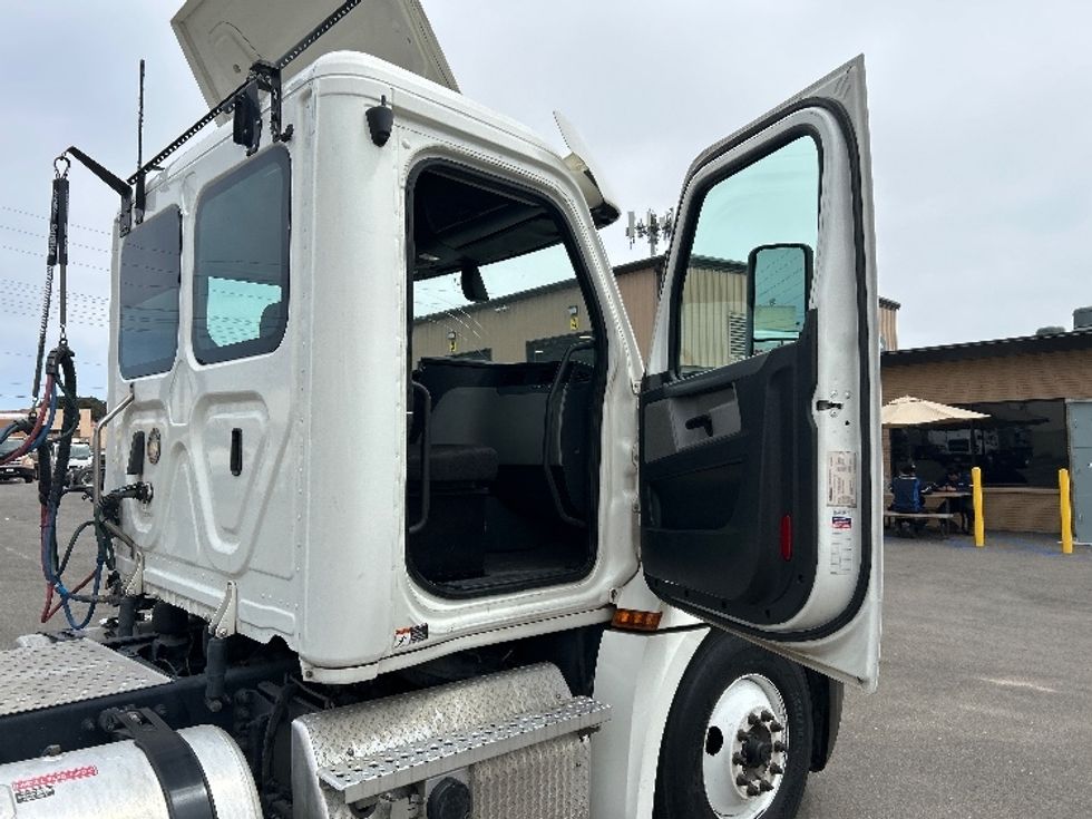 Day Cab Tractor-Heavy Duty Tractors-Freightliner-2020-T12664ST-Fresno-CA-428,705\n\t\tmiles-$ 45,750 - Image 12