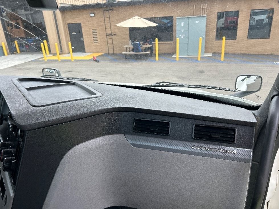 Day Cab Tractor-Heavy Duty Tractors-Freightliner-2020-T12664ST-Fresno-CA-428,705\n\t\tmiles-$ 45,750 - Image 13