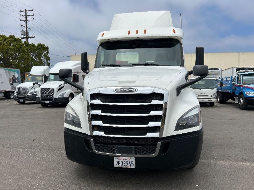 Day Cab Tractor-Heavy Duty Tractors-Freightliner-2020-T12664ST-Fresno-CA-428,705\n\t\tmiles-$ 45,750 - Image 2
