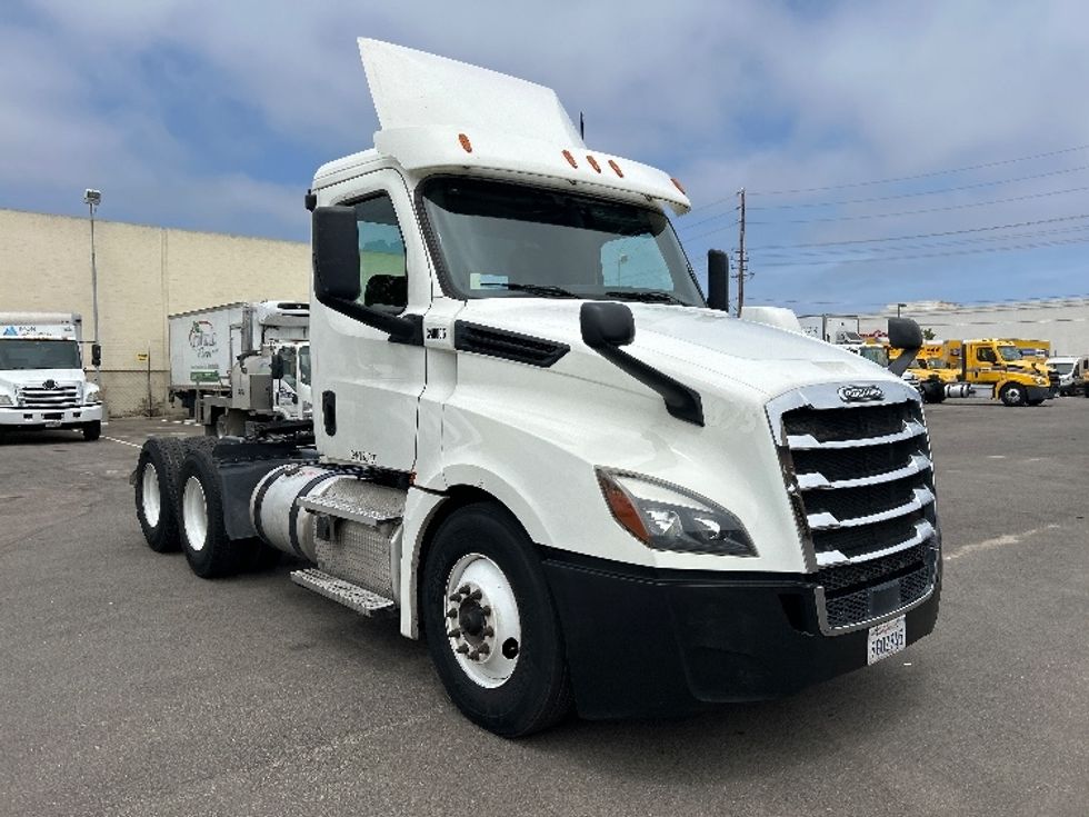 Day Cab Tractor-Heavy Duty Tractors-Freightliner-2020-T12664ST-Fresno-CA-428,705\n\t\tmiles-$ 45,750 - Image 3