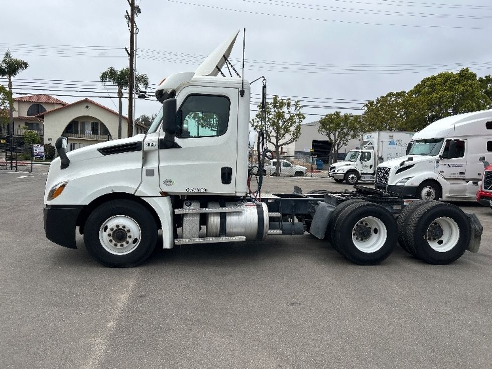 Day Cab Tractor-Heavy Duty Tractors-Freightliner-2020-T12664ST-Fresno-CA-428,705\n\t\tmiles-$ 45,750 - Image 4