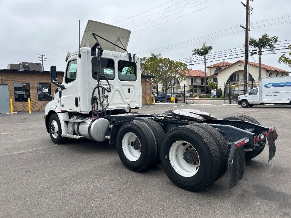 Day Cab Tractor-Heavy Duty Tractors-Freightliner-2020-T12664ST-Fresno-CA-428,705\n\t\tmiles-$ 45,750 - Image 5