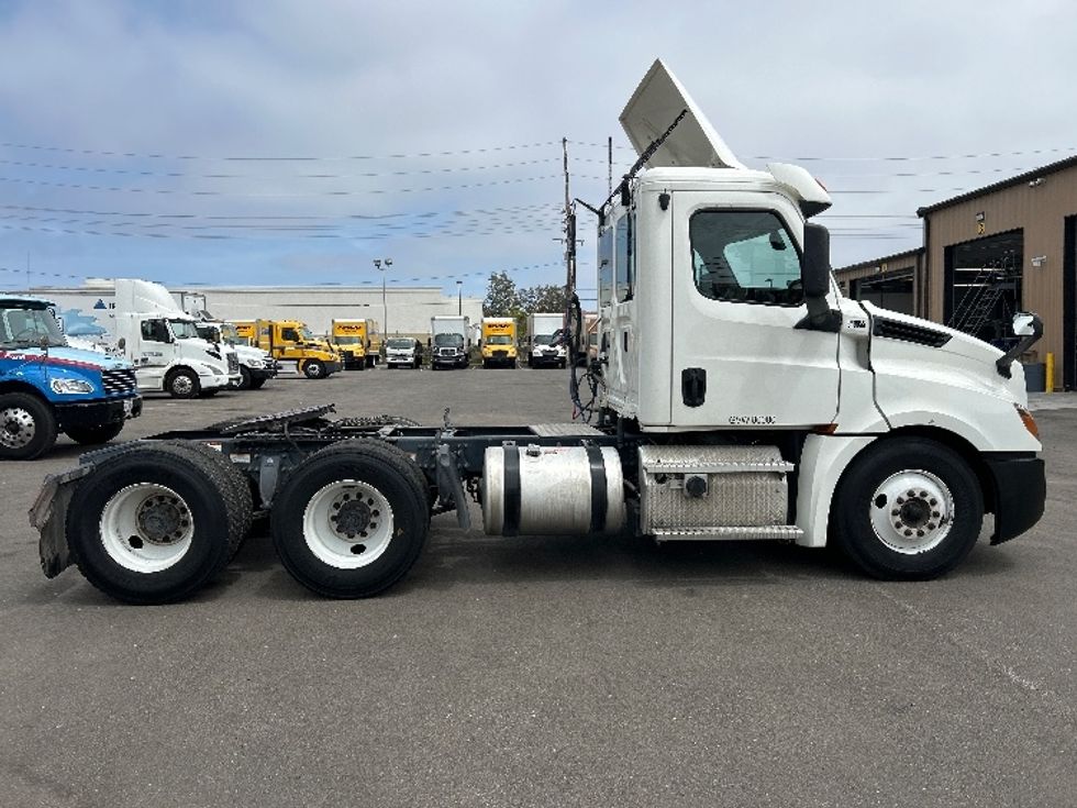 Day Cab Tractor-Heavy Duty Tractors-Freightliner-2020-T12664ST-Fresno-CA-428,705\n\t\tmiles-$ 45,750 - Image 8