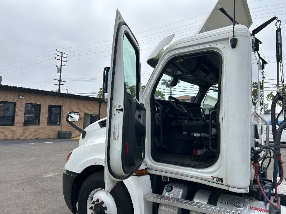 Day Cab Tractor-Heavy Duty Tractors-Freightliner-2020-T12664ST-Fresno-CA-428,705\n\t\tmiles-$ 45,750 - Image 9