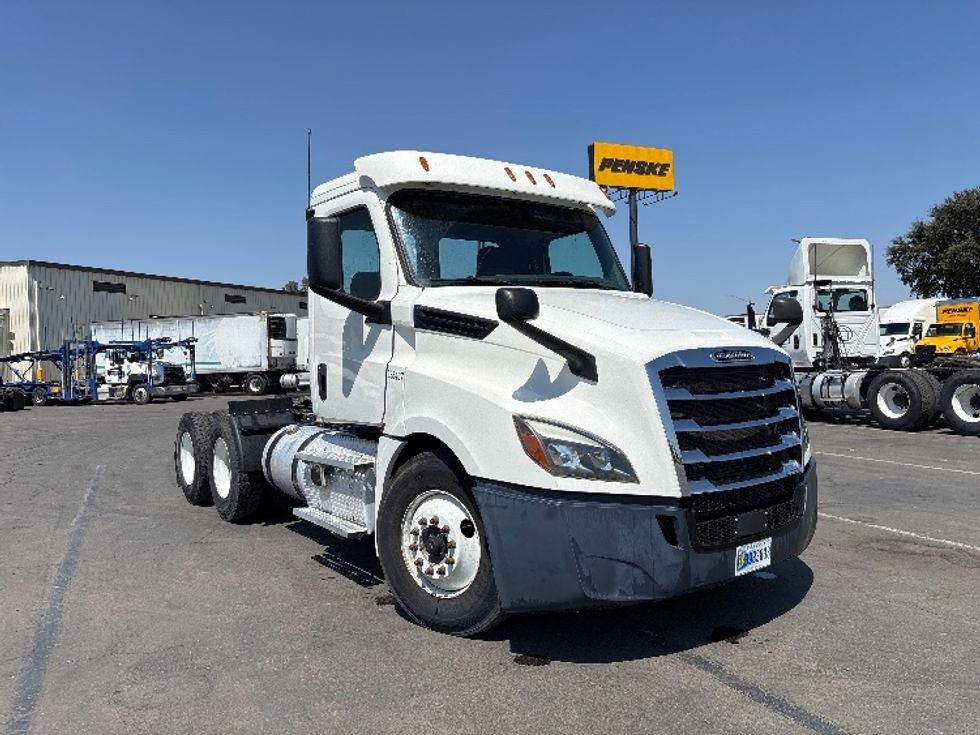 Day Cab Tractor-Heavy Duty Tractors-Freightliner-2020-T12664ST-Fresno-CA-460,331\n\t\tmiles-$ 52,750 - Image 1