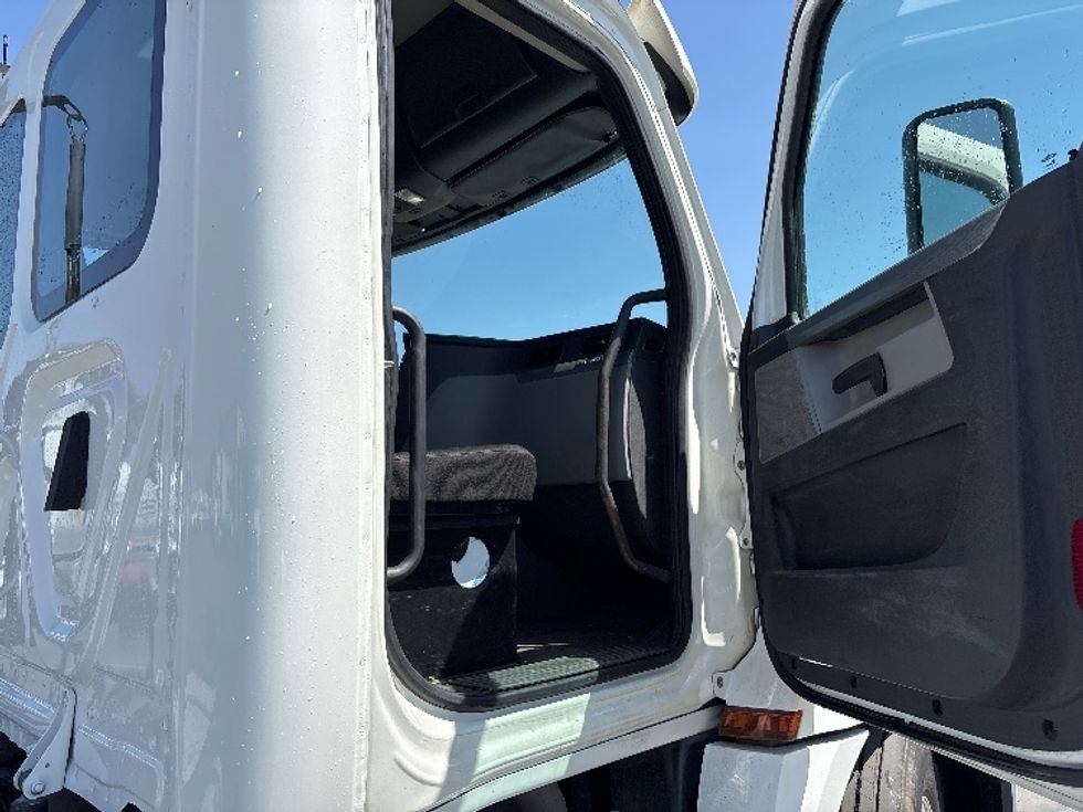 Day Cab Tractor-Heavy Duty Tractors-Freightliner-2020-T12664ST-Fresno-CA-460,331\n\t\tmiles-$ 52,750 - Image 12