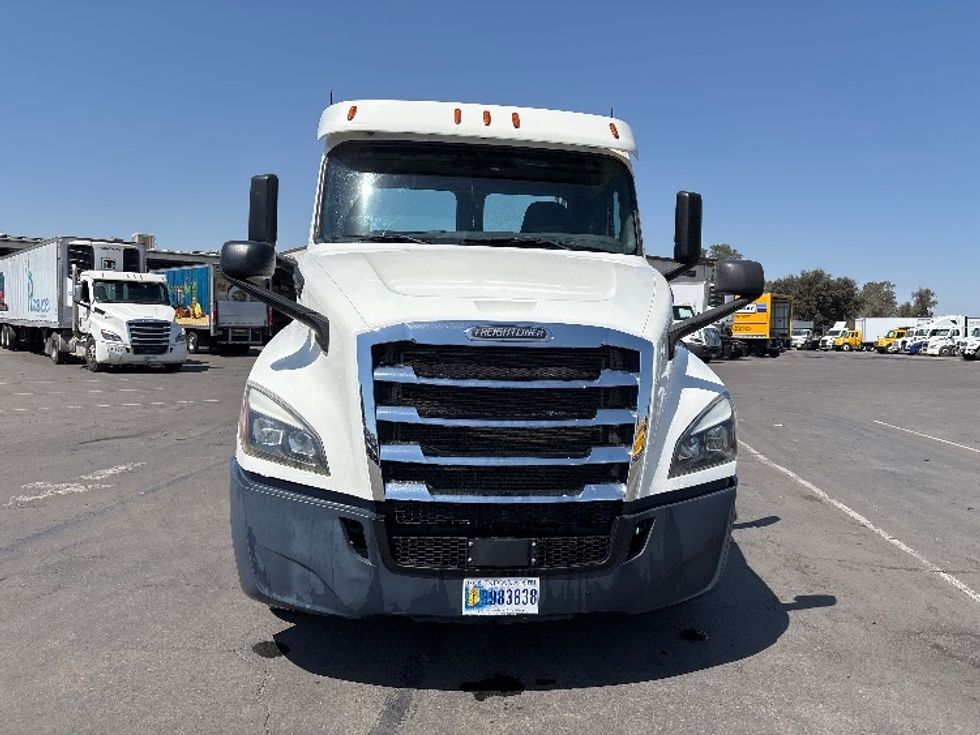 Day Cab Tractor-Heavy Duty Tractors-Freightliner-2020-T12664ST-Fresno-CA-460,331\n\t\tmiles-$ 52,750 - Image 2