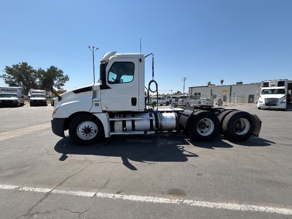 Day Cab Tractor-Heavy Duty Tractors-Freightliner-2020-T12664ST-Fresno-CA-460,331\n\t\tmiles-$ 52,750 - Image 4