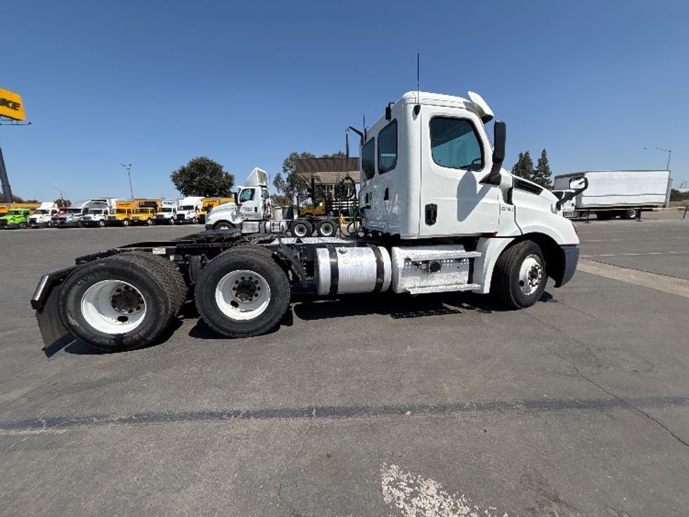 Day Cab Tractor-Heavy Duty Tractors-Freightliner-2020-T12664ST-Fresno-CA-460,331\n\t\tmiles-$ 52,750 - Image 8
