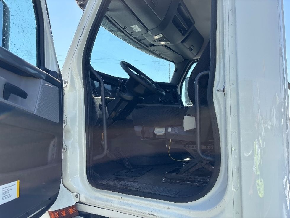 Day Cab Tractor-Heavy Duty Tractors-Freightliner-2020-T12664ST-Fresno-CA-460,331\n\t\tmiles-$ 52,750 - Image 9