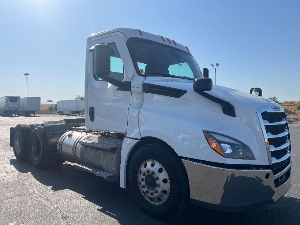 Day Cab Tractor-Heavy Duty Tractors-Freightliner-2020-T12664ST-Fresno-CA-477,729\n\t\tmiles-$ 51,500 - Image 1