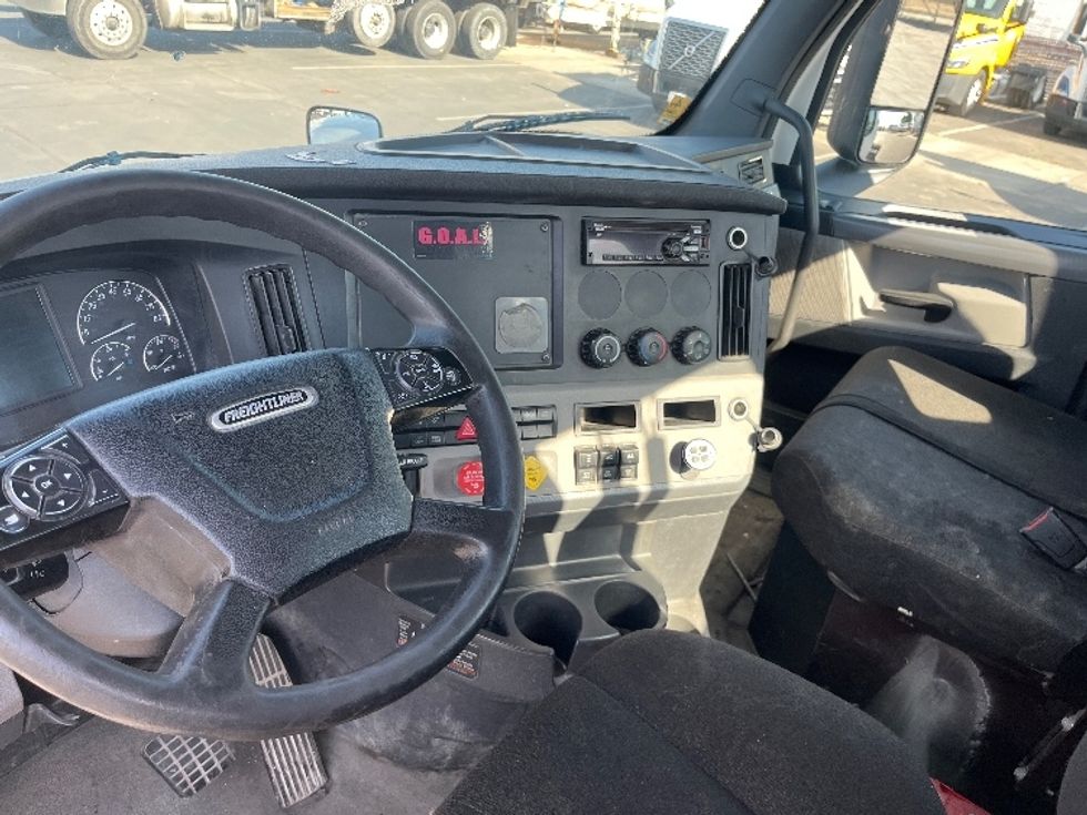 Day Cab Tractor-Heavy Duty Tractors-Freightliner-2020-T12664ST-Fresno-CA-477,729\n\t\tmiles-$ 51,500 - Image 10
