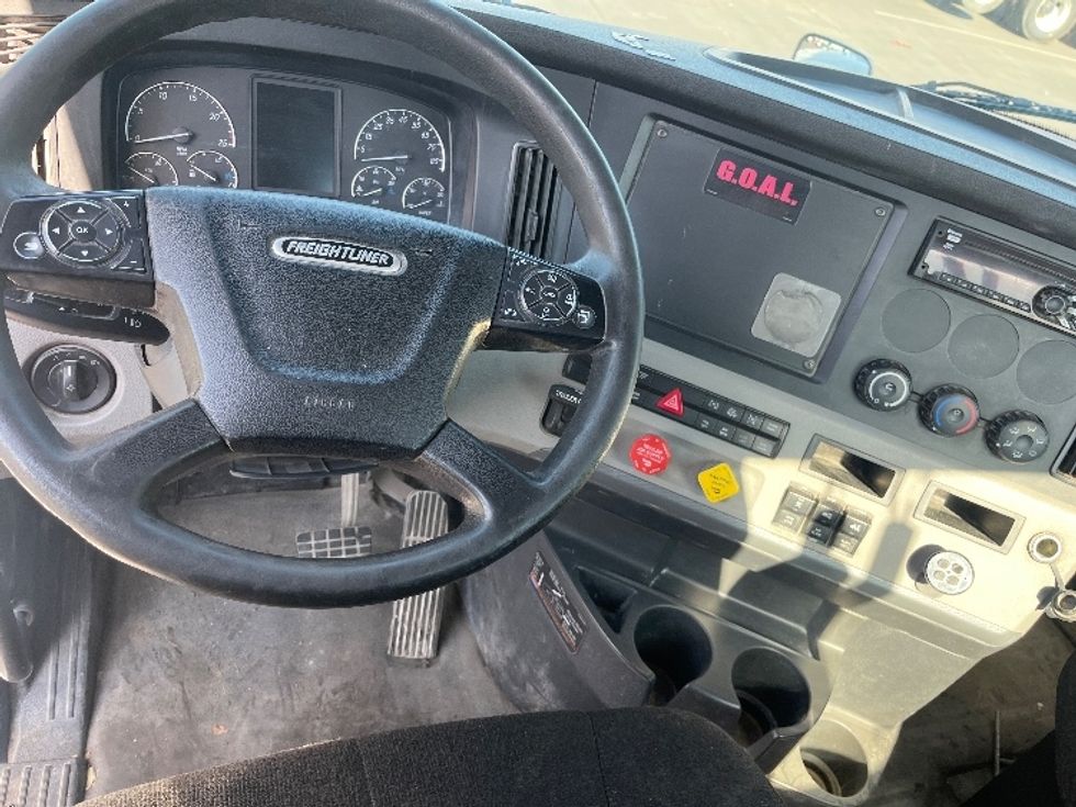 Day Cab Tractor-Heavy Duty Tractors-Freightliner-2020-T12664ST-Fresno-CA-477,729\n\t\tmiles-$ 51,500 - Image 11