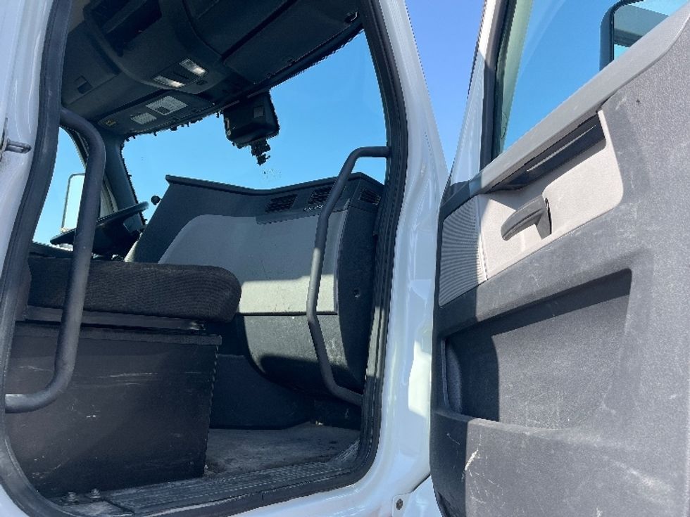 Day Cab Tractor-Heavy Duty Tractors-Freightliner-2020-T12664ST-Fresno-CA-477,729\n\t\tmiles-$ 51,500 - Image 12