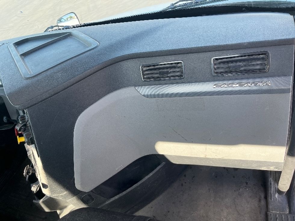 Day Cab Tractor-Heavy Duty Tractors-Freightliner-2020-T12664ST-Fresno-CA-477,729\n\t\tmiles-$ 51,500 - Image 13