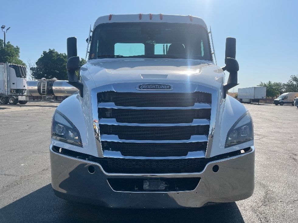 Day Cab Tractor-Heavy Duty Tractors-Freightliner-2020-T12664ST-Fresno-CA-477,729\n\t\tmiles-$ 51,500 - Image 2