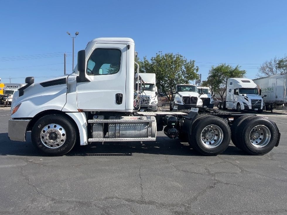 Day Cab Tractor-Heavy Duty Tractors-Freightliner-2020-T12664ST-Fresno-CA-477,729\n\t\tmiles-$ 51,500 - Image 4