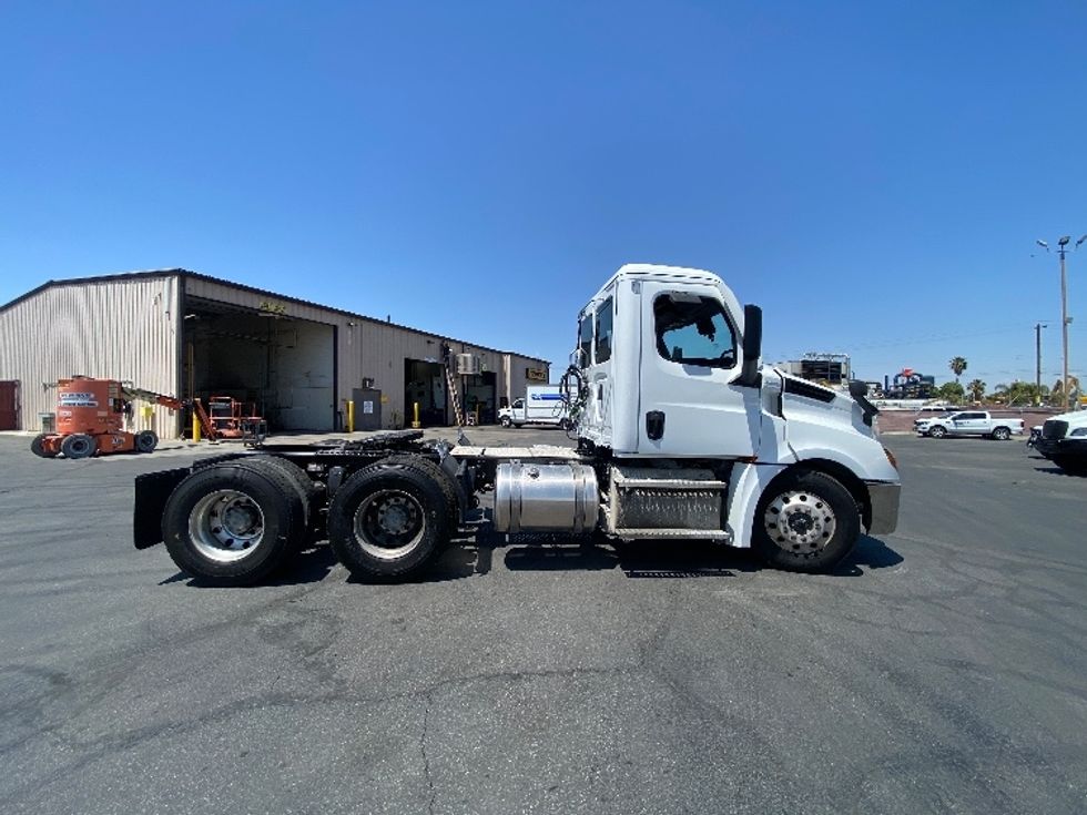 Day Cab Tractor-Heavy Duty Tractors-Freightliner-2020-T12664ST-Fresno-CA-477,729\n\t\tmiles-$ 51,500 - Image 8