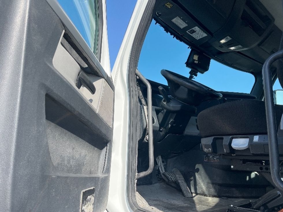 Day Cab Tractor-Heavy Duty Tractors-Freightliner-2020-T12664ST-Fresno-CA-477,729\n\t\tmiles-$ 51,500 - Image 9