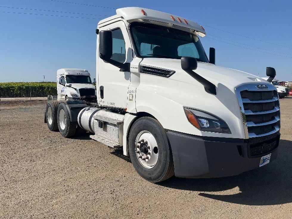 Day Cab Tractor-Heavy Duty Tractors-Freightliner-2020-T12664ST-Fresno-CA-492,097\n\t\tmiles-$ 47,750 - Image 1