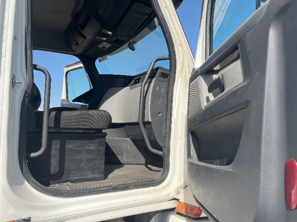 Day Cab Tractor-Heavy Duty Tractors-Freightliner-2020-T12664ST-Fresno-CA-492,097\n\t\tmiles-$ 47,750 - Image 11