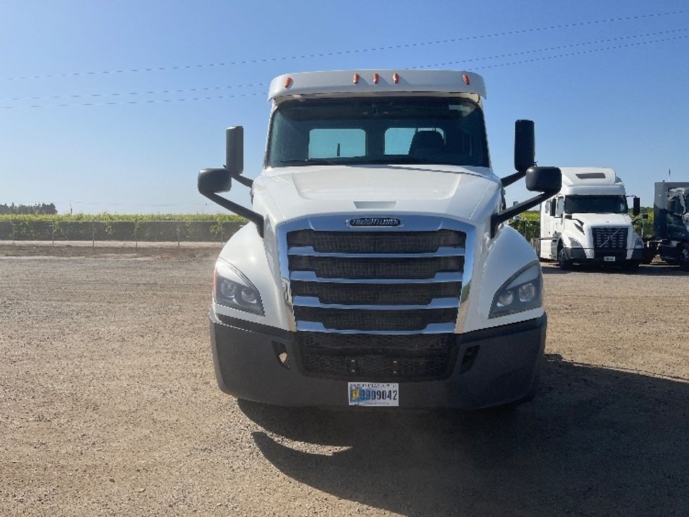Day Cab Tractor-Heavy Duty Tractors-Freightliner-2020-T12664ST-Fresno-CA-492,097\n\t\tmiles-$ 47,750 - Image 2