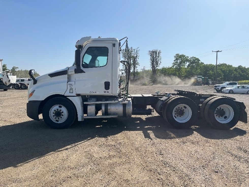 Day Cab Tractor-Heavy Duty Tractors-Freightliner-2020-T12664ST-Fresno-CA-492,097\n\t\tmiles-$ 47,750 - Image 4