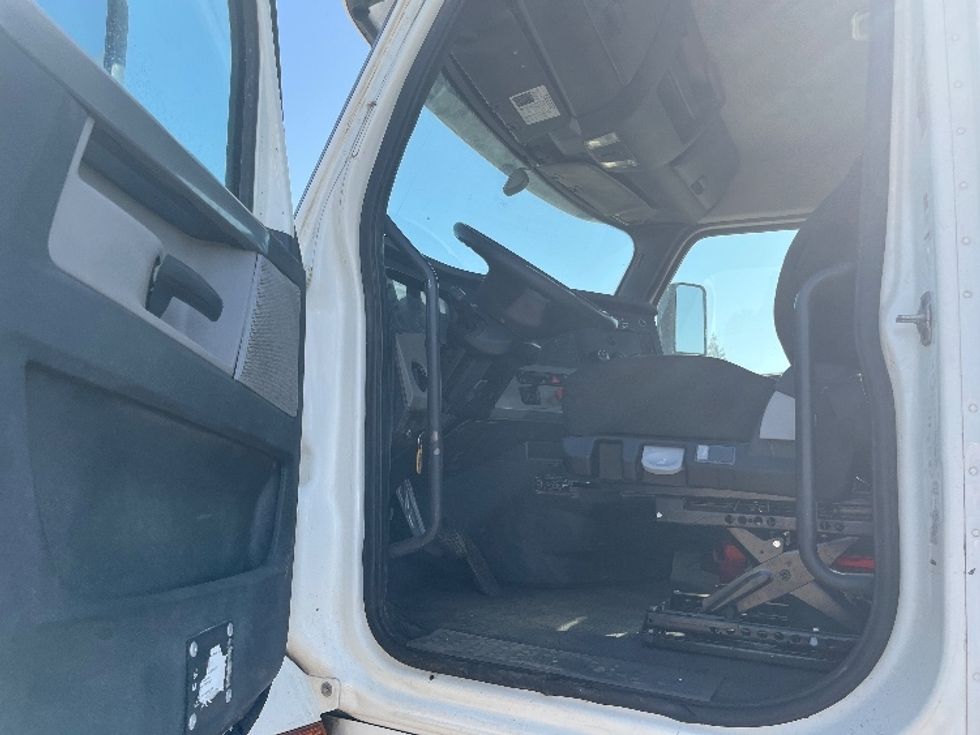 Day Cab Tractor-Heavy Duty Tractors-Freightliner-2020-T12664ST-Fresno-CA-492,097\n\t\tmiles-$ 47,750 - Image 9