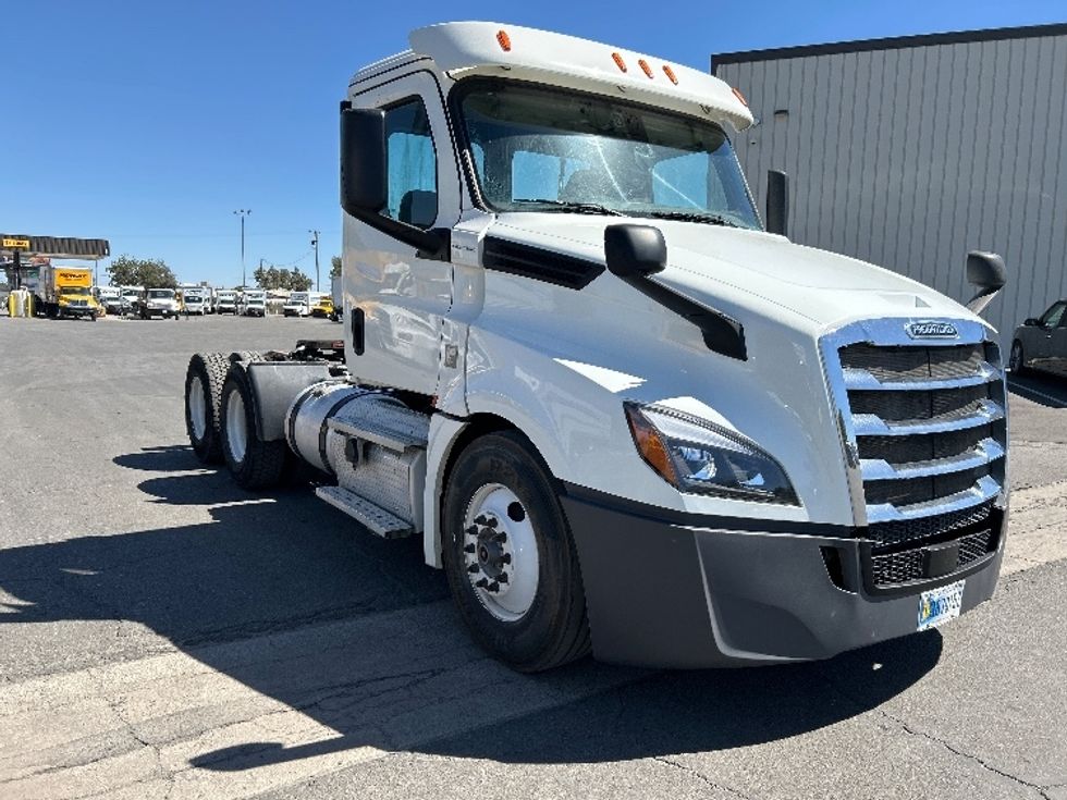 Day Cab Tractor-Heavy Duty Tractors-Freightliner-2020-T12664ST-Fresno-CA-547,037\n\t\tmiles-$ 36,000 - Image 1