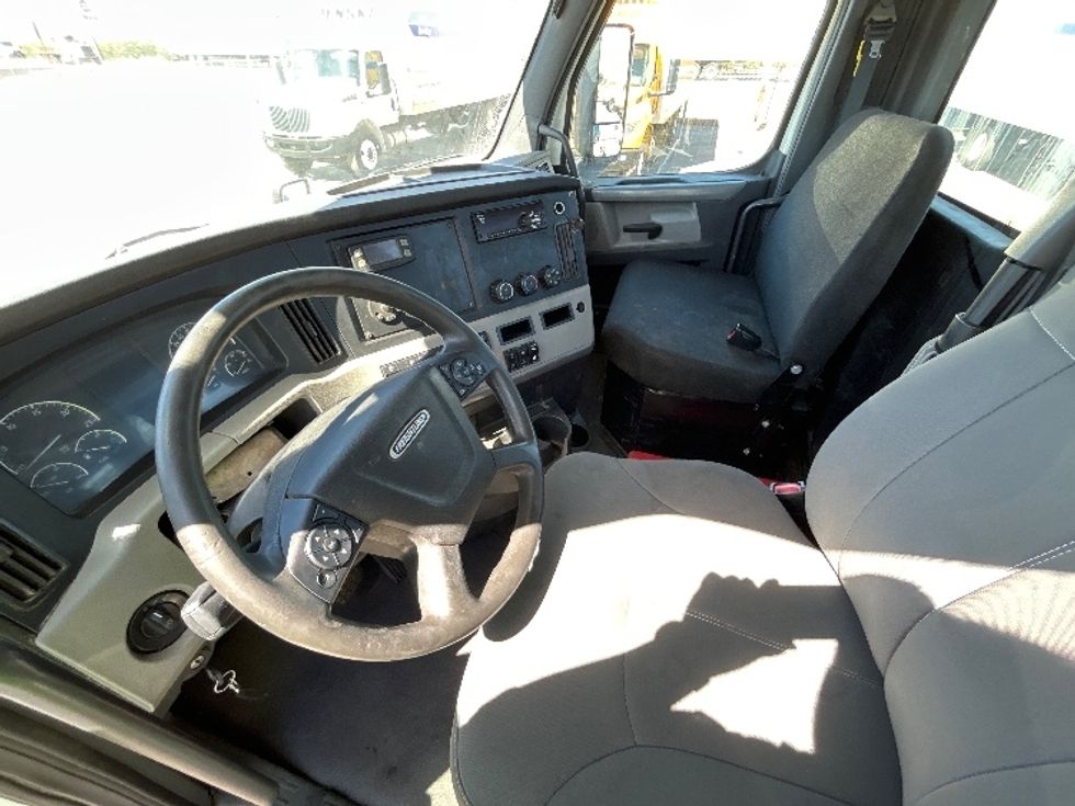 Day Cab Tractor-Heavy Duty Tractors-Freightliner-2020-T12664ST-Fresno-CA-547,037\n\t\tmiles-$ 36,000 - Image 10