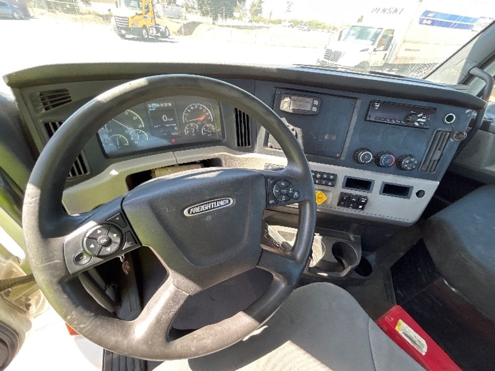 Day Cab Tractor-Heavy Duty Tractors-Freightliner-2020-T12664ST-Fresno-CA-547,037\n\t\tmiles-$ 36,000 - Image 11