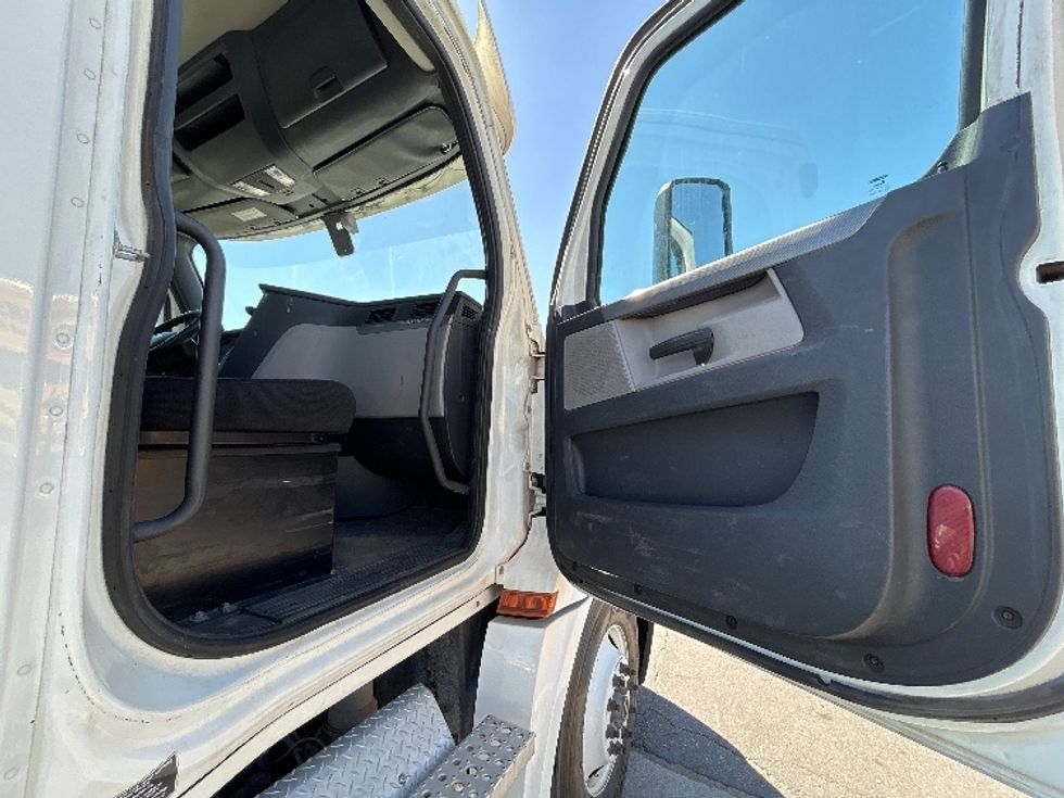 Day Cab Tractor-Heavy Duty Tractors-Freightliner-2020-T12664ST-Fresno-CA-547,037\n\t\tmiles-$ 36,000 - Image 12