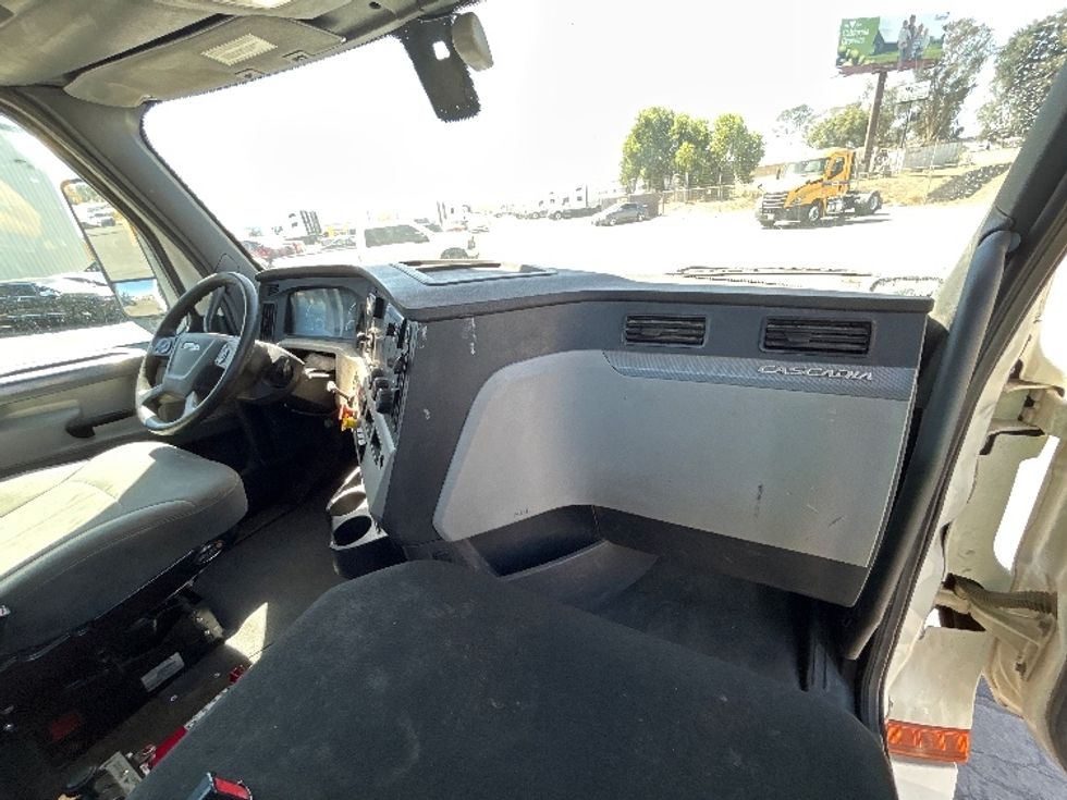 Day Cab Tractor-Heavy Duty Tractors-Freightliner-2020-T12664ST-Fresno-CA-547,037\n\t\tmiles-$ 36,000 - Image 13