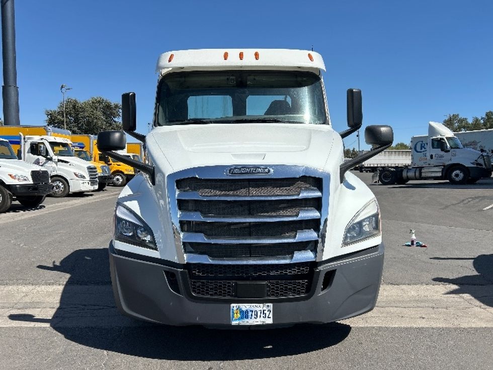 Day Cab Tractor-Heavy Duty Tractors-Freightliner-2020-T12664ST-Fresno-CA-547,037\n\t\tmiles-$ 36,000 - Image 2
