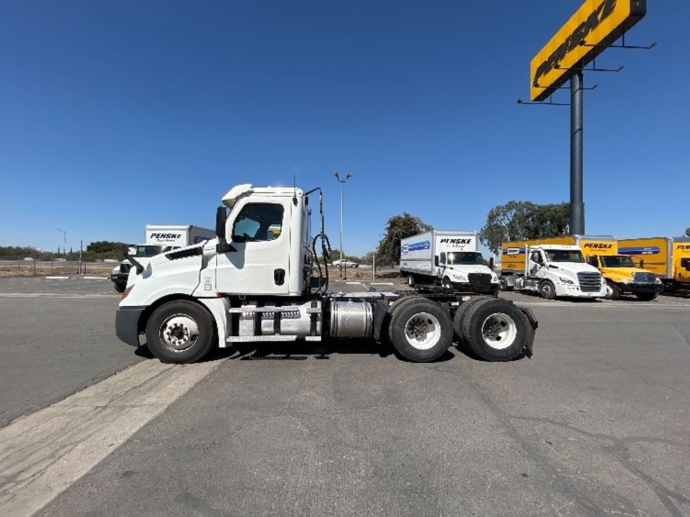 Day Cab Tractor-Heavy Duty Tractors-Freightliner-2020-T12664ST-Fresno-CA-547,037\n\t\tmiles-$ 36,000 - Image 4