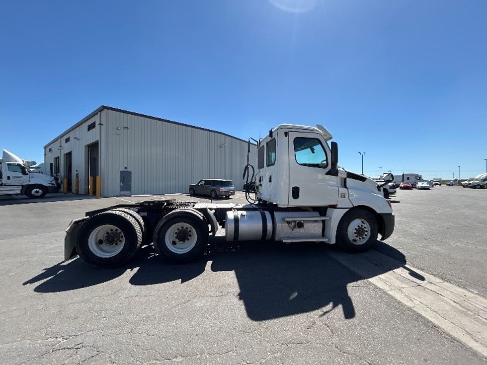 Day Cab Tractor-Heavy Duty Tractors-Freightliner-2020-T12664ST-Fresno-CA-547,037\n\t\tmiles-$ 36,000 - Image 8