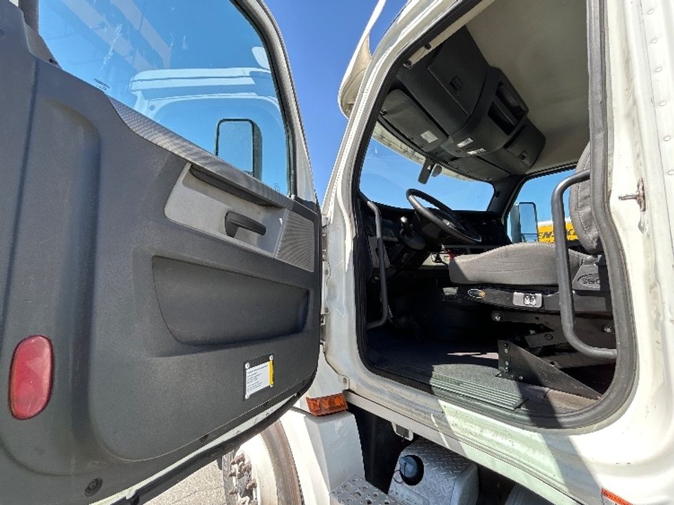 Day Cab Tractor-Heavy Duty Tractors-Freightliner-2020-T12664ST-Fresno-CA-547,037\n\t\tmiles-$ 36,000 - Image 9