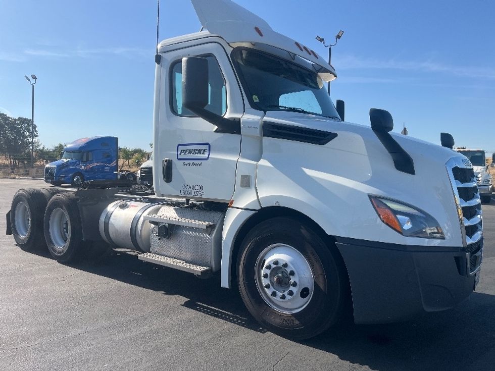 Day Cab Tractor-Heavy Duty Tractors-Freightliner-2020-T12664ST-Fresno-CA-573,420\n\t\tmiles-$ 34,500 - Image 1