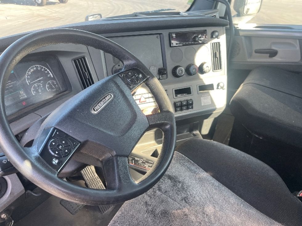 Day Cab Tractor-Heavy Duty Tractors-Freightliner-2020-T12664ST-Fresno-CA-573,420\n\t\tmiles-$ 34,500 - Image 10