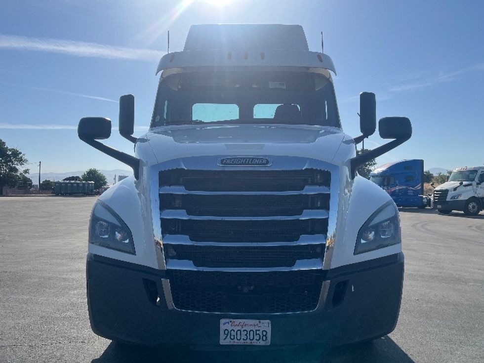 Day Cab Tractor-Heavy Duty Tractors-Freightliner-2020-T12664ST-Fresno-CA-573,420\n\t\tmiles-$ 34,500 - Image 2