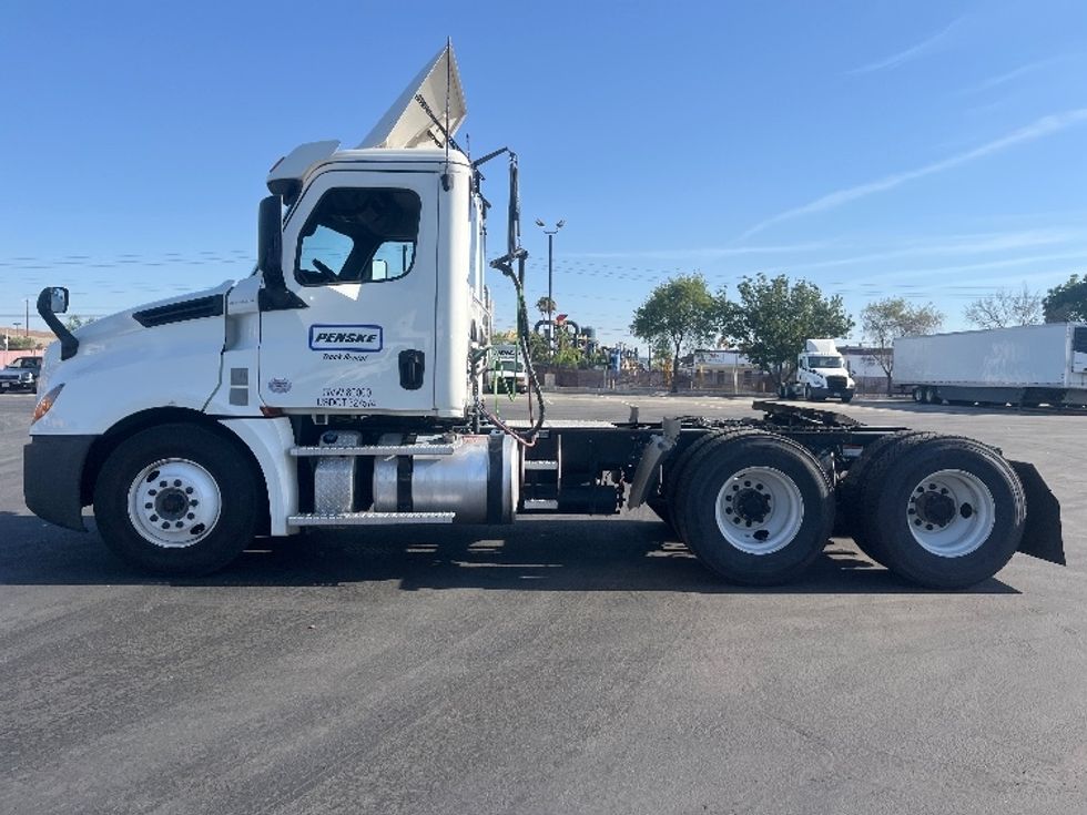 Day Cab Tractor-Heavy Duty Tractors-Freightliner-2020-T12664ST-Fresno-CA-573,420\n\t\tmiles-$ 34,500 - Image 4