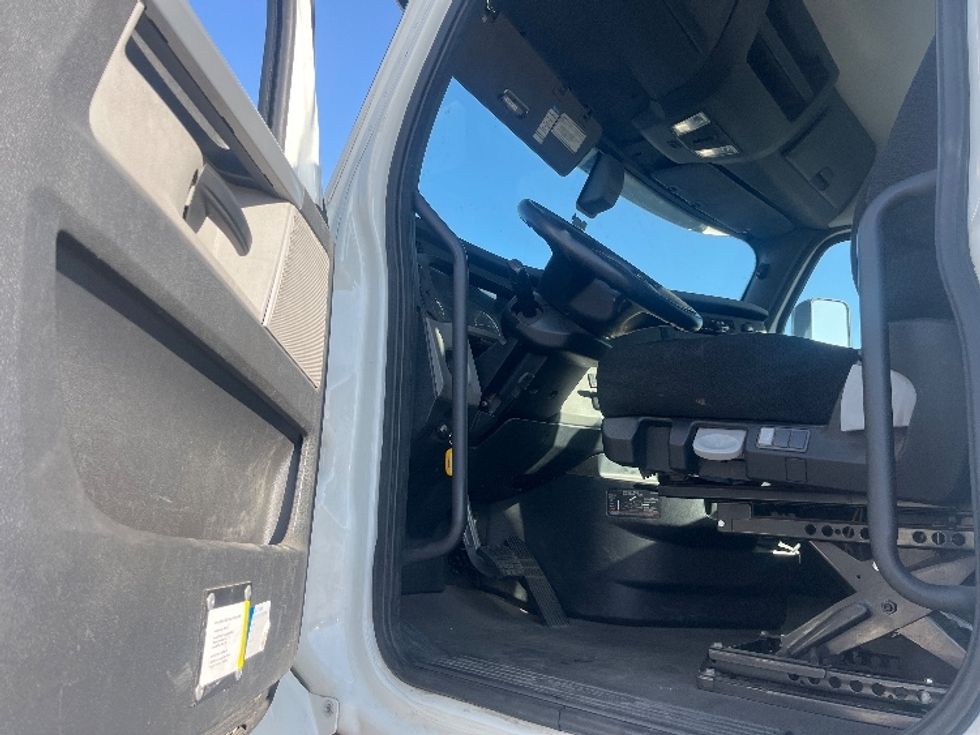 Day Cab Tractor-Heavy Duty Tractors-Freightliner-2020-T12664ST-Fresno-CA-573,420\n\t\tmiles-$ 34,500 - Image 9