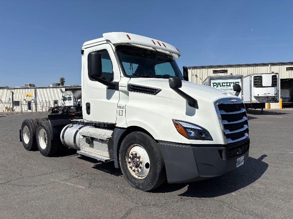Day Cab Tractor-Heavy Duty Tractors-Freightliner-2020-T12664ST-Fresno-CA-587,846\n\t\tmiles-$ 37,000 - Image 1
